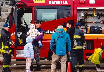 入選「はしご車の前で」