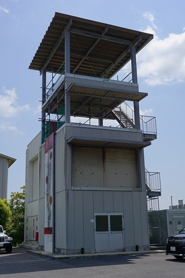 階段や降下訓練用の設備がある補助訓練棟の写真