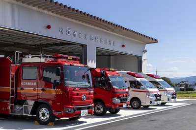 北部分署に配備された消防車2台と救急車2台の車両の写真