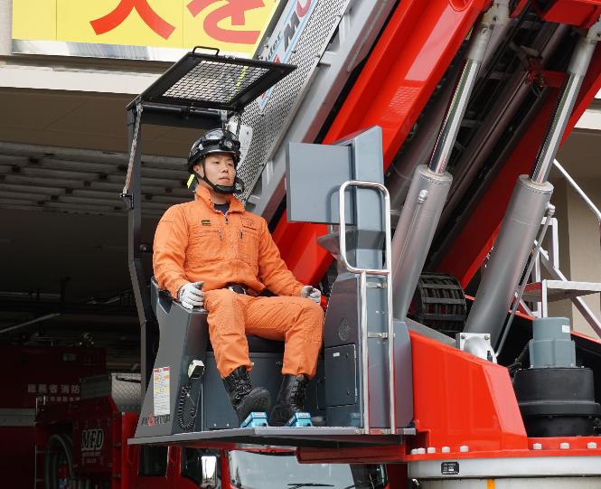 はしご車を操作している救助隊員