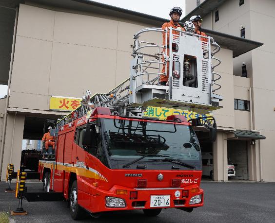 はしご車に乗っている救助隊員