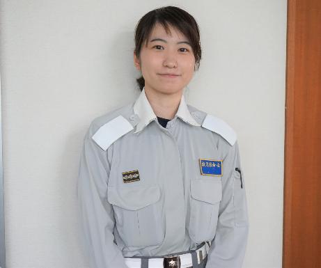 微笑む女性救急隊員