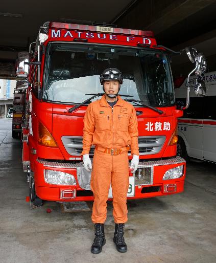 救助工作車の前に立つ救助隊員