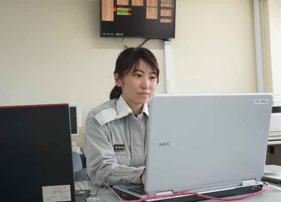 パソコンを入力している救急隊員