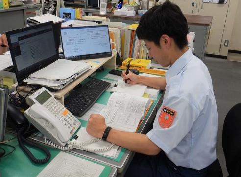 事務仕事をする予防課員