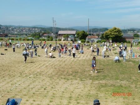 朝酌小学校の植栽をしている様子の写真