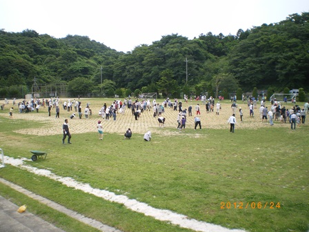 恵曇小学校の植栽をしている様子の写真