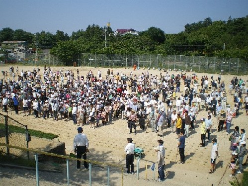 植栽のために法吉小学校に多くの人が集まっている様子の写真