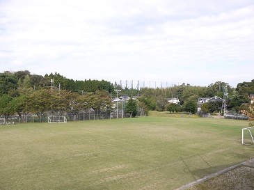 平成22年度に植栽された令和5年9月現在の法吉小学校の芝生の写真