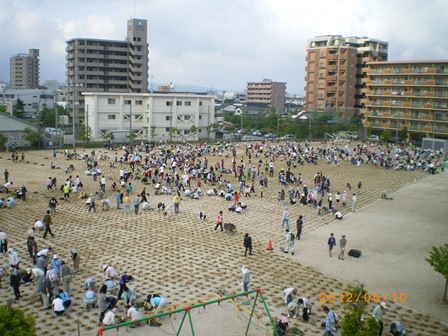 母衣小学校の植栽をしている様子の写真