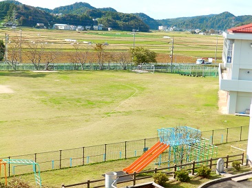 平成24年度に植栽された令和5年9月現在の鹿島東小学校の芝生の写真