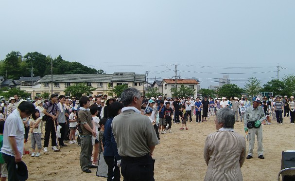 植栽のために川津小学校に多くの人が集まっている様子の写真