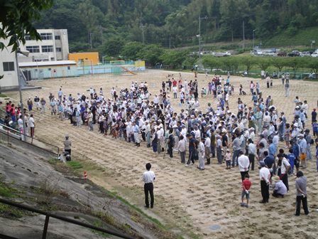 来待小学校の植栽をしている様子の写真