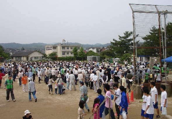 植栽のために古志原小学校に多くの人が集まっている様子の写真