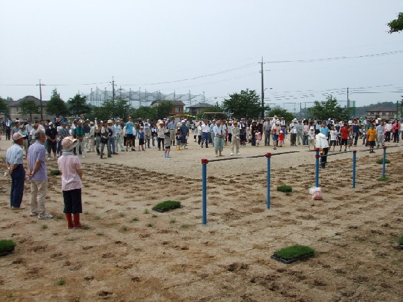 植栽のために持田小学校に多くの人が集まっている様子の写真