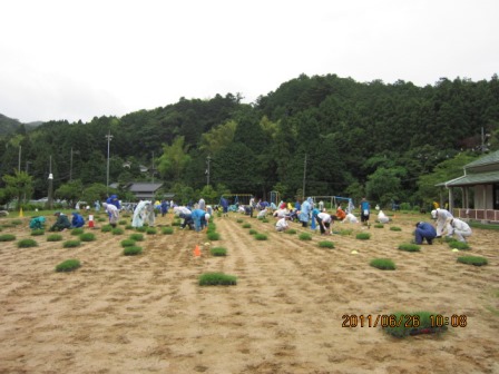 大野小学校の植栽をしている様子の写真