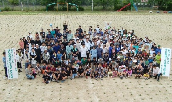 佐田小学校で植栽を行った人たちの集合写真