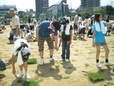 内中原小学校の植栽をしている様子の写真