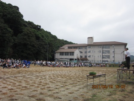 八雲小学校の植栽をしている様子の写真