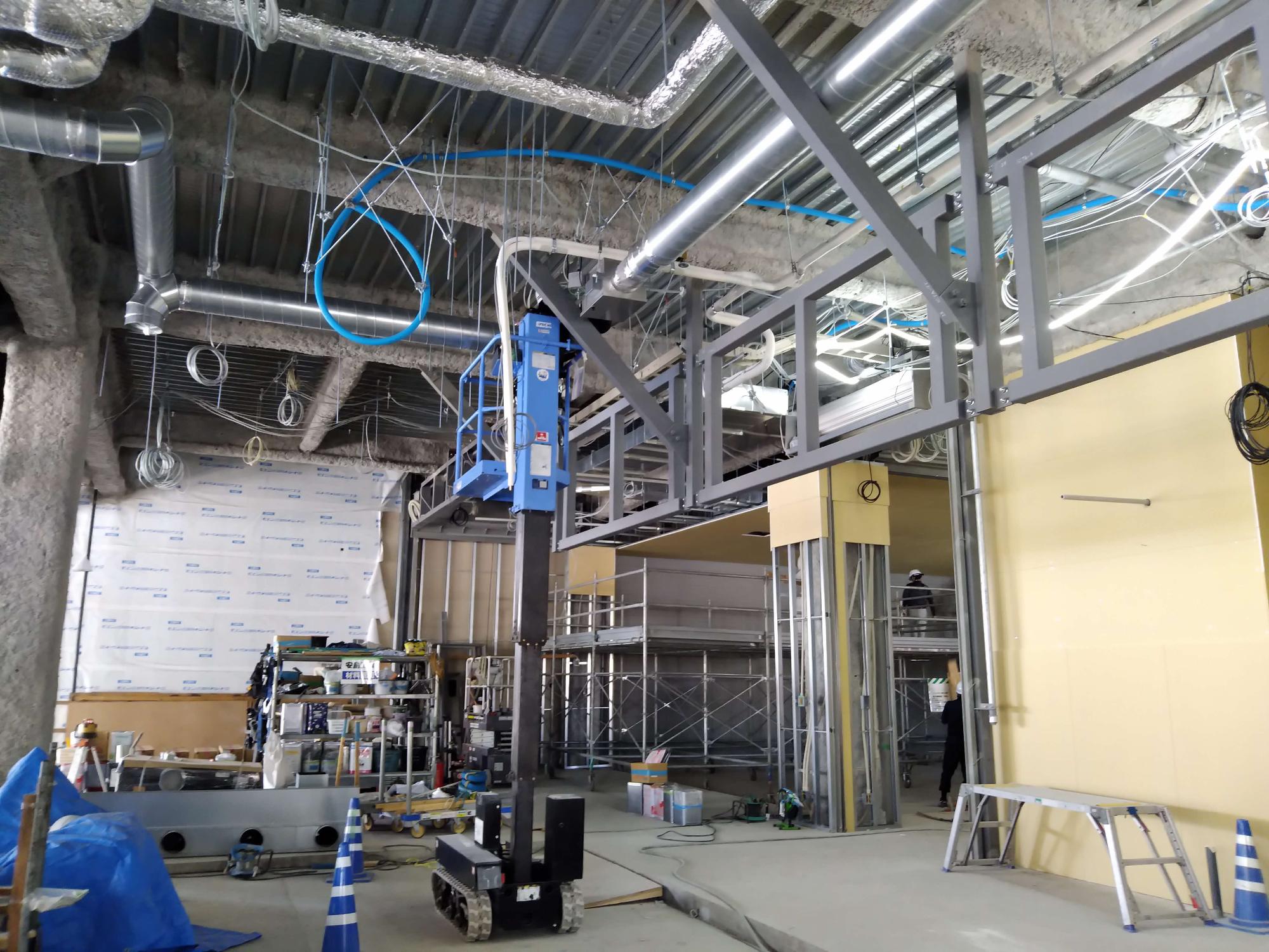 1階空調機取り付け作業