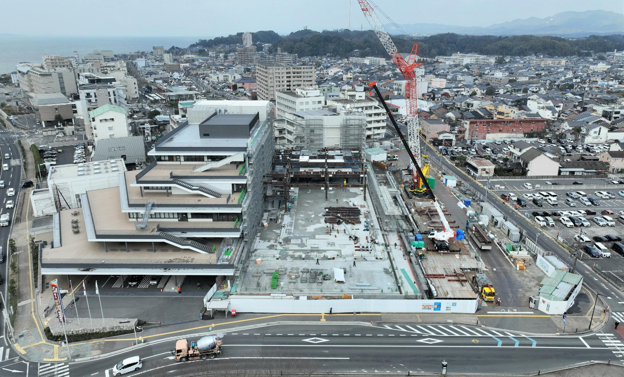 末次公園上空からの新庁舎の写真(2月末時点)