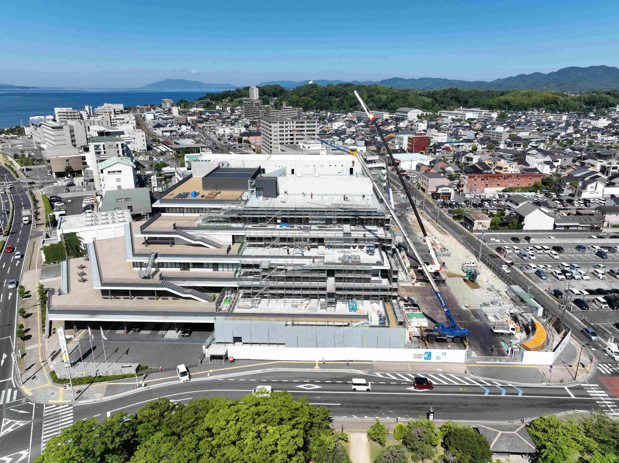 末次公園上空からの新庁舎の写真(7月時点)