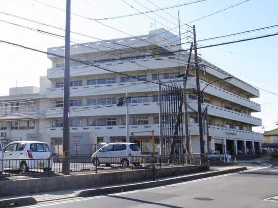 5階建ての別館の建物を道路の反対側から撮影した写真