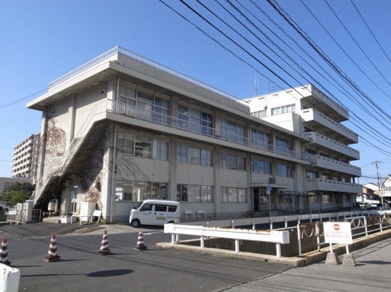 3階建ての旧別館の建物の外階段側を手前にして道路から撮影した写真