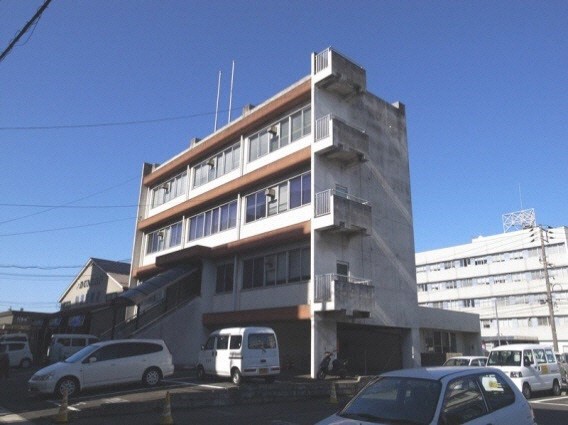 4階建てのコンクリート造りで中央に屋根付きの入り口がある第2別館の建物の写真
