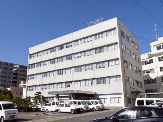 5階建ての第4別館の建物を駐車場から全体を撮影した写真