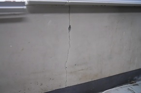 本館の内部壁に縦にひびが入っている状態の写真