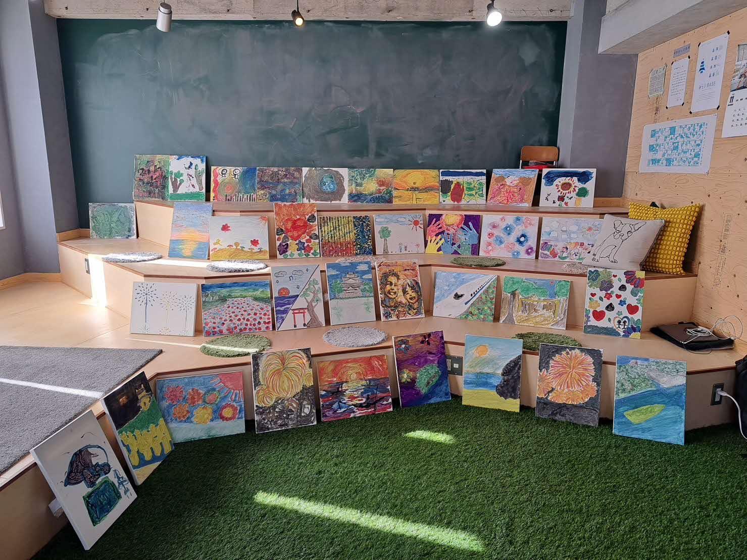 しじみの絵を使った絵具で描いたアート作品