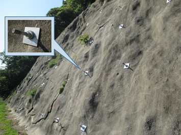 既存のモルタルに鉄筋が差し込まれた千酌路線の法面の写真