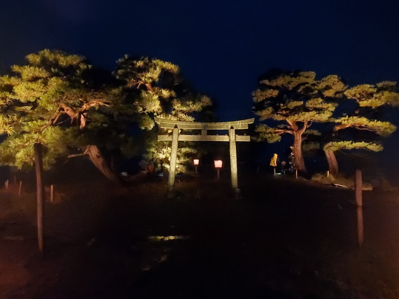 夜にオレンジ色にライトアップされた嫁ヶ島入り口の写真