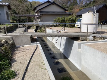 二次製品水路の上に橋が架けられた法田川の写真