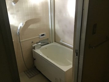 浴室改善工事を行った市営大庭第1号アパート浴室の写真