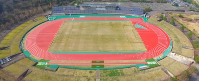 全天候型舗装を行った陸上競技場走路を上空から撮影した写真
