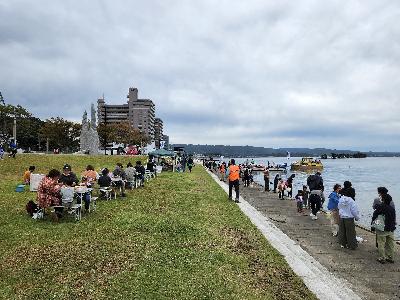 ミズベリング縁日でゴズ釣りや飲食を楽しむ参加者の様子