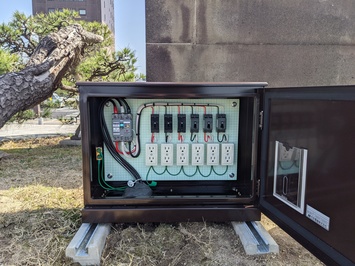 白潟公園に設置された出店用電源設備の内装の写真