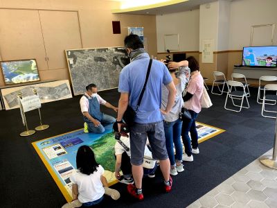 松江ビジターセンターでスタッフが来場者へ案内する様子の写真
