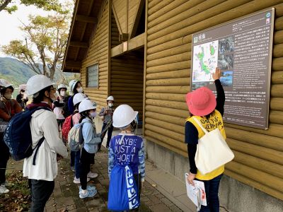 認定ジオガイドが市民にガイドをする様子の写真