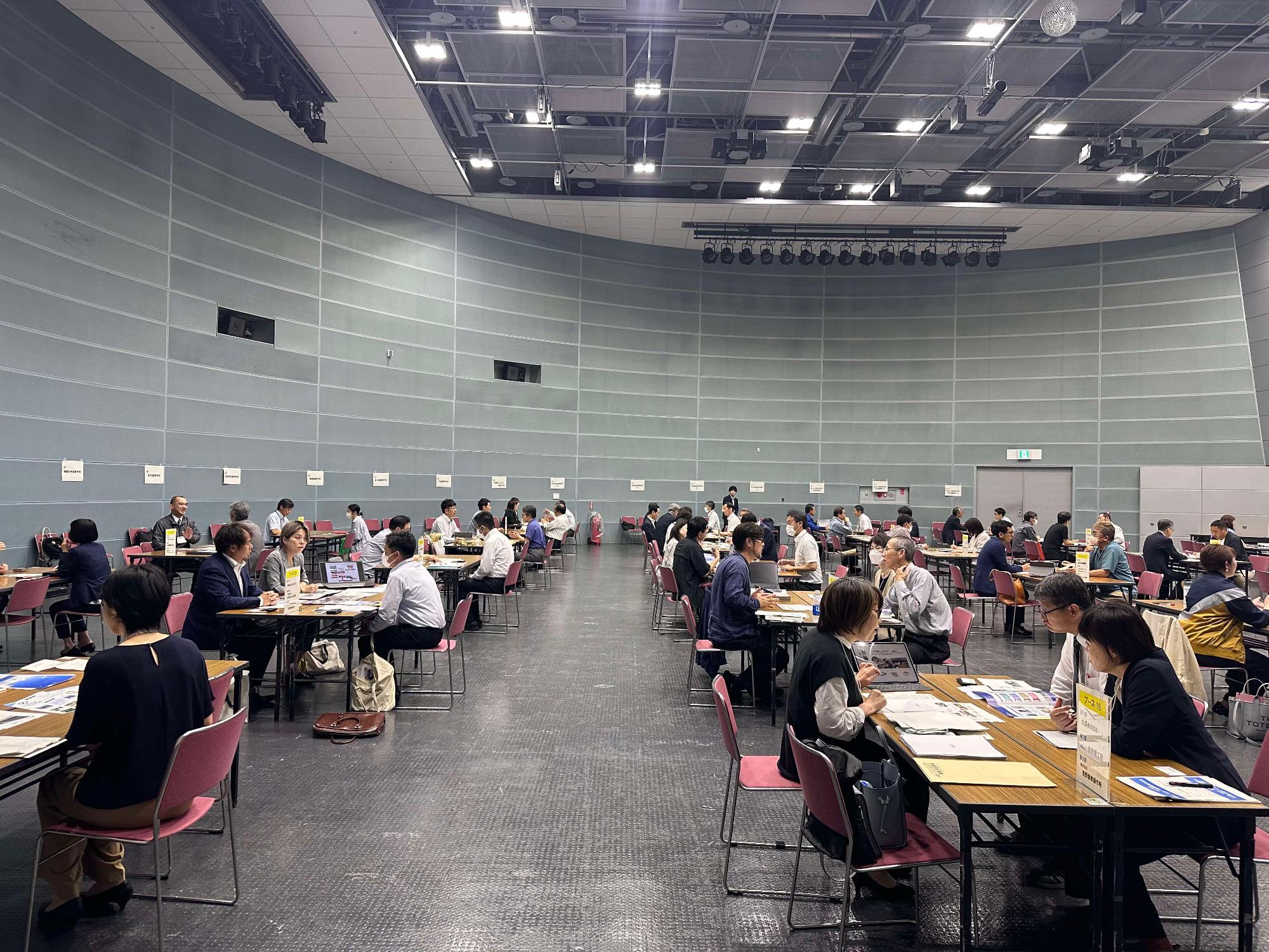 令和7年度 学校と企業との情報交換会 学校が指定の企業ブースへ訪問2