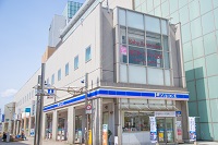 1階部分にLAWSONが併設されており、奥行きのある2階建てのビルの写真