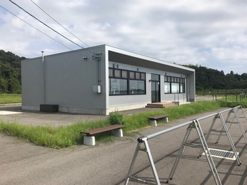 サイクリングの休憩所の機能も備えた多目的施設・サイクリングスタンドの建物の写真
