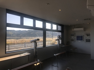なかうみスカイポート施設屋内にある大きな窓の近くに備え付けられた2つの双眼鏡の写真
