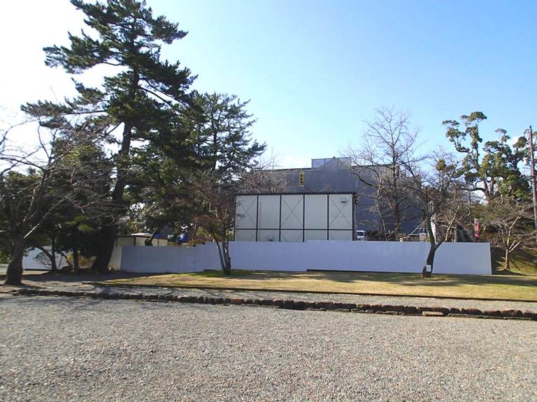 興雲閣の建物の周囲に足場が組まれ、仮囲いが設置されている写真