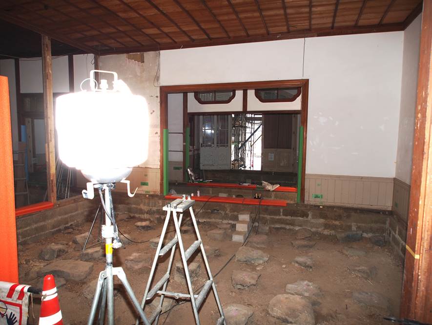 床板がすべて取り除かれ、束石がむき出しになっている興雲閣1階ホールの写真