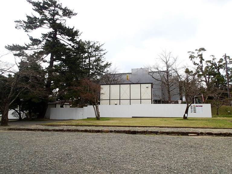 囲いが設置されて興雲閣の建物の周囲をシートで覆っている写真
