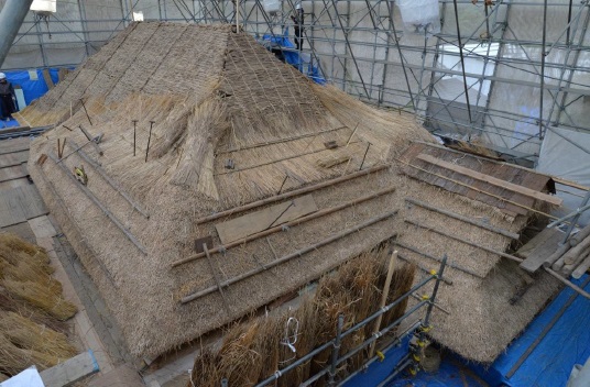 葺き替え作業の途中の屋根の写真