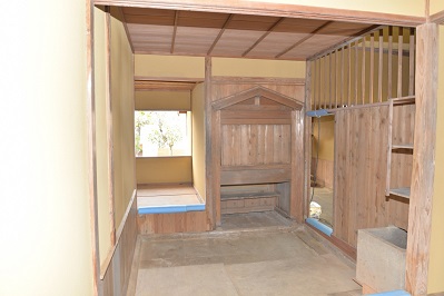 木材部分や壁が修復されきれいになった御風呂屋の内部の写真